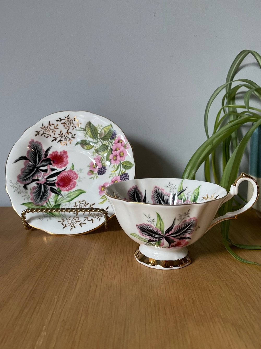 Vintage Midcentury Queen Anne Fine Bone China Teacup & Saucer Set Pattern 5636